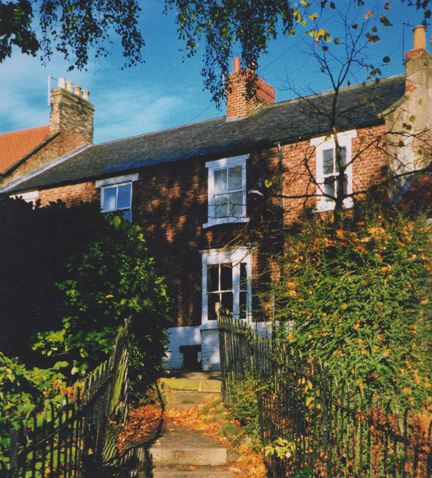 <h2>HOUSES ON HIGH BONDGATE</h2><p class='caption'>Copyright Mavis Dixon</p>